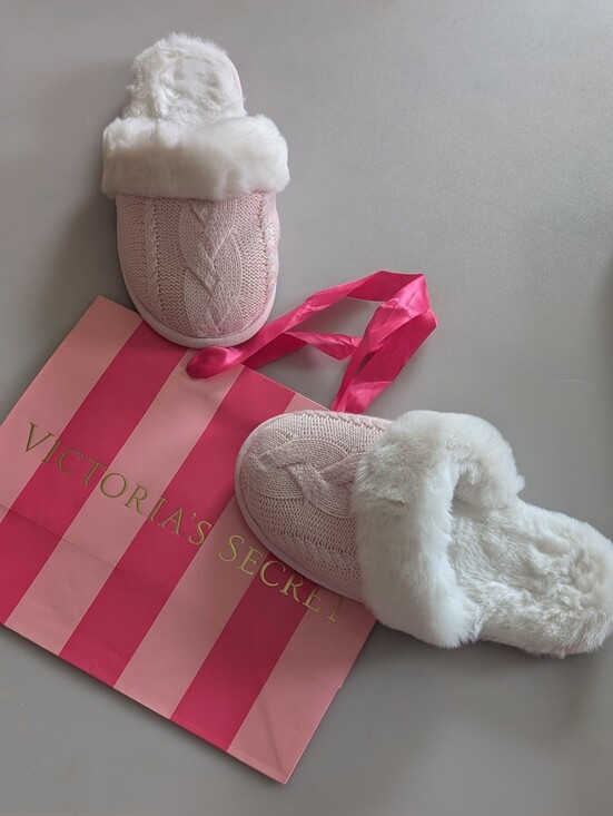 Victoria's Secret Shoes - Victoria's Secret Women's Pink & White Knit Faux Fur Slipper Size S/P